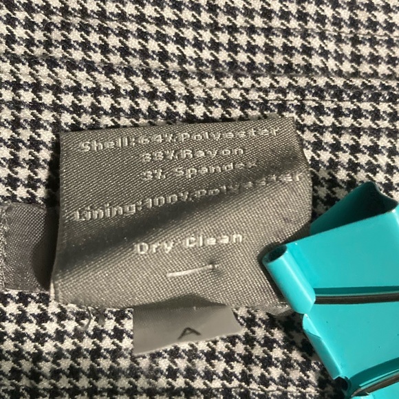 Ann Taylor
12P Capris
Houndstooth black/white - Picture 6 of 6